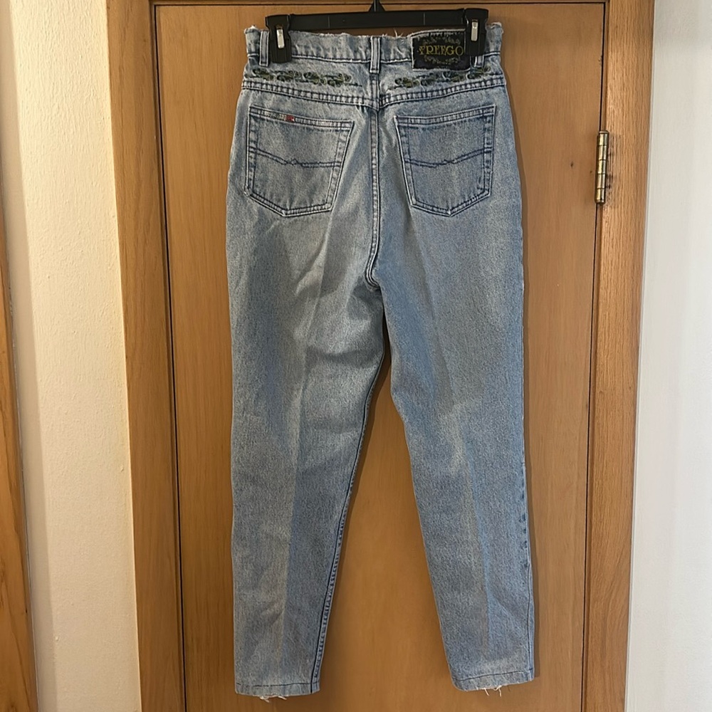 Freego Women’s Vintage Embroidered Straight Mom Jeans Light Wash Size 2-4 (26)